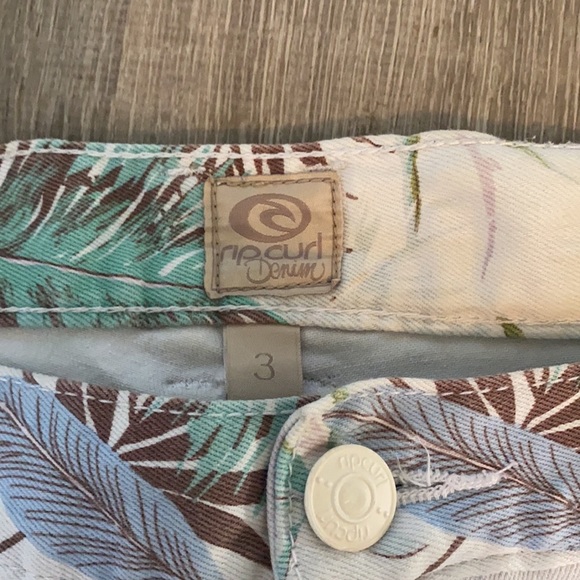 Rip curl Jean Shorts SIZE 3 - Picture 2 of 3
